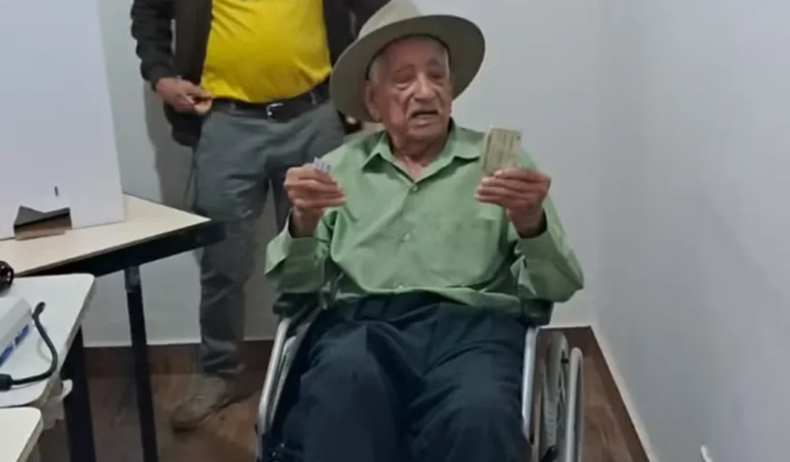 Eleitor de 107 anos viaja 70 km para votar em MG: 'Obrigação de todos'