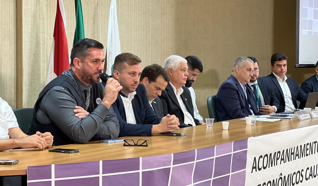 Leonardo Dias destaca sua atuação nos bairros em afundamento de solo durante seminário