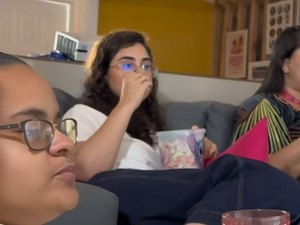 Vereadora petista assiste julgamento de Bolsonaro comendo pipoca e tomando sorvete