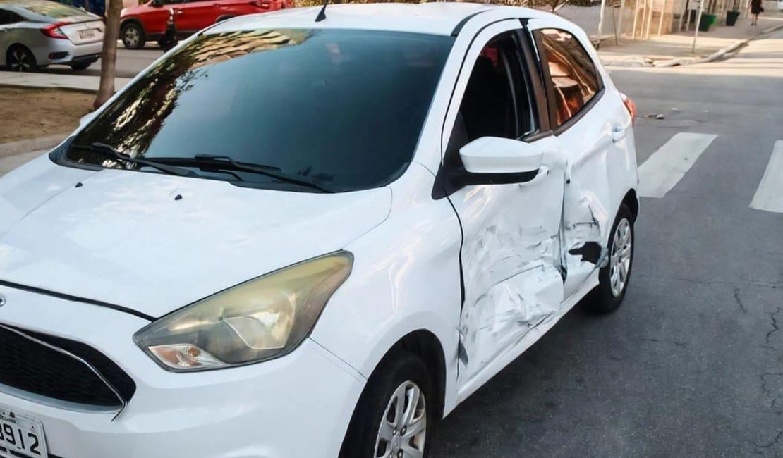 Colisão entre carros deixa mulher ferida em avenida da Ponta Verde
