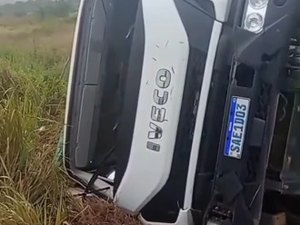 Motorista perde o controle e caminhão tomba na AL-115, em Arapiraca