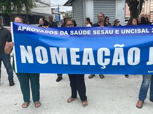 Aprovados em concurso da saúde de 2002 cobram nomeação durante manifestação me Maceió