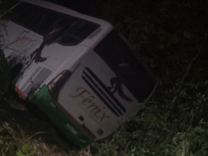 Ônibus despenca em ribanceira e causa pânico entre passageiros em Marechal Deodoro