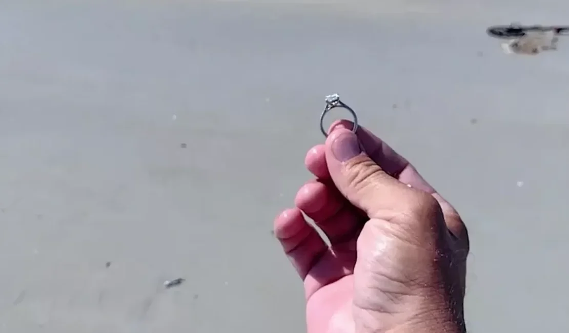 Homem encontra anel de R$ 200 mil em praia e devolve aos donos nos EUA