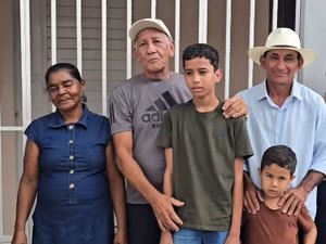 População refaz casa destruída por fogo, que prefeito prometeu reconstruir