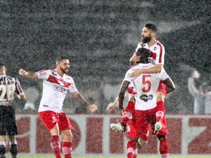 Série B: Com chuva e de virada, CRB vence Santa Cruz em pleno Arruda 