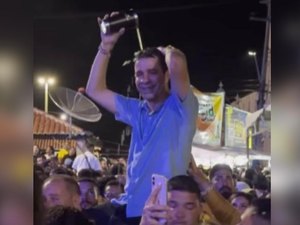 Prefeito de Pariconha é flagrado tomando banho de cerveja em festa