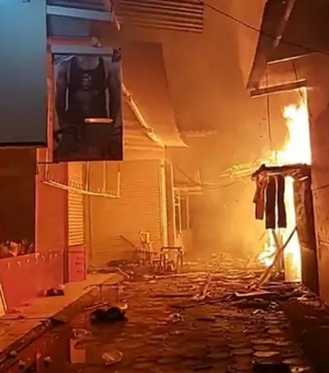 Incêndio destrói barracas na Feira da Sulanca, em Caruaru