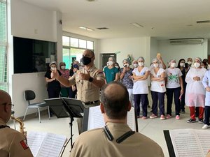 Banda de Música da PM homenageia enfermeiros do HE do Agreste