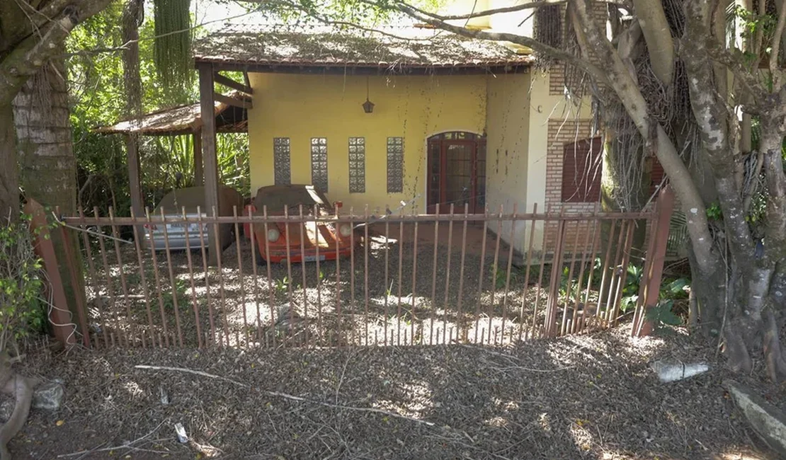 Sombria e abandonada há 10 anos: mansão no Park Way vai a leilão por dívidas