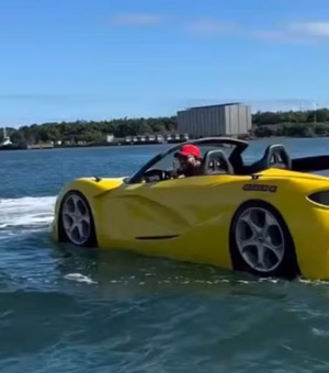 'Carro de luxo' aquático aparece em praia e imagens viralizaram