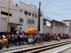 População faz quilométrica no Centro para conseguir cadastro habitacional