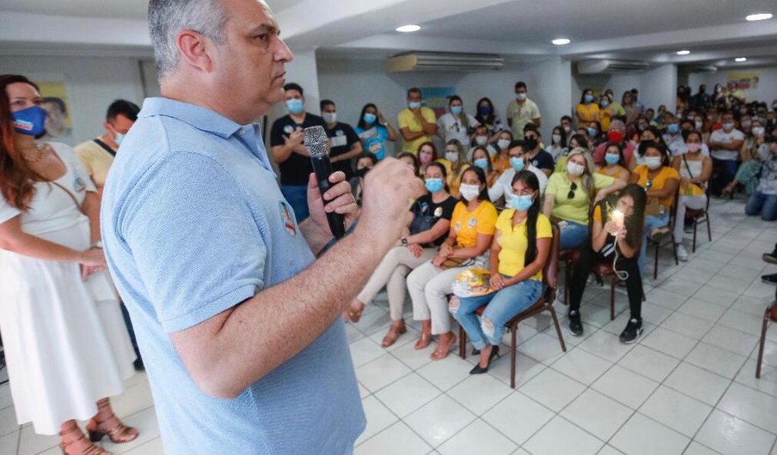 Alfredo Gaspar, candidato a prefeito de Maceió,  homenageia médicos pelo seu dia