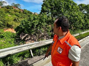 Cratera às margens da BR-316 mobiliza Defesa Civil e DNIT em vistoria na Ladeira do Catolé