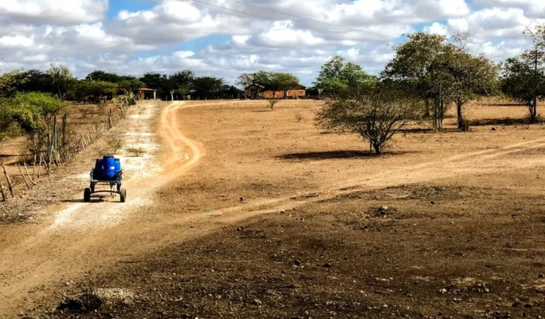 Prefeito gasta cerca de R$ 4 milhões em festas e impõe população sobreviver sem água em casa