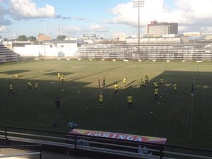 Elenco do ASA treina no municipal e sub 20 jogará neste sábado