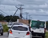 Van colide contra poste após passar por redutor de velocidade em Arapiraca