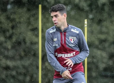 Oscar, do São Paulo, tem 'alterações cardiológicas' e é levado a hospital