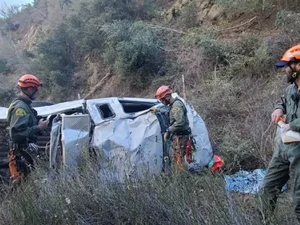 Mulher sobrevive após cair de desfiladeiro com carro e ficar 4 dias presa