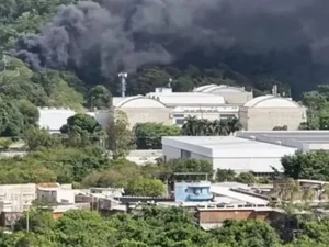 Incêndio atinge torre de refrigeração dos Estúdios Globo, no Rio