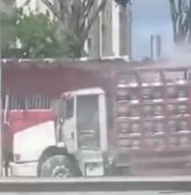 Caminhão que transportava botijões de gás pega fogo na Durval de Góes Monteiro