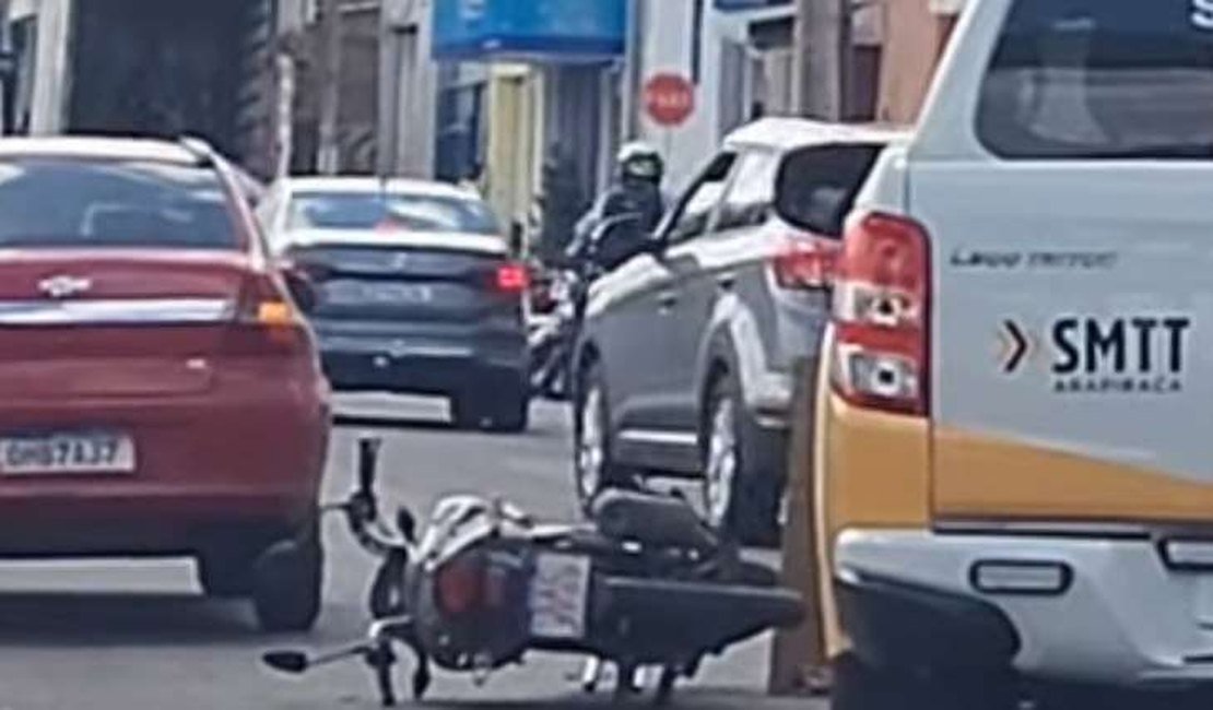 Passageira fica ferida após colisão entre mototáxi e carro no Centro de Arapiraca