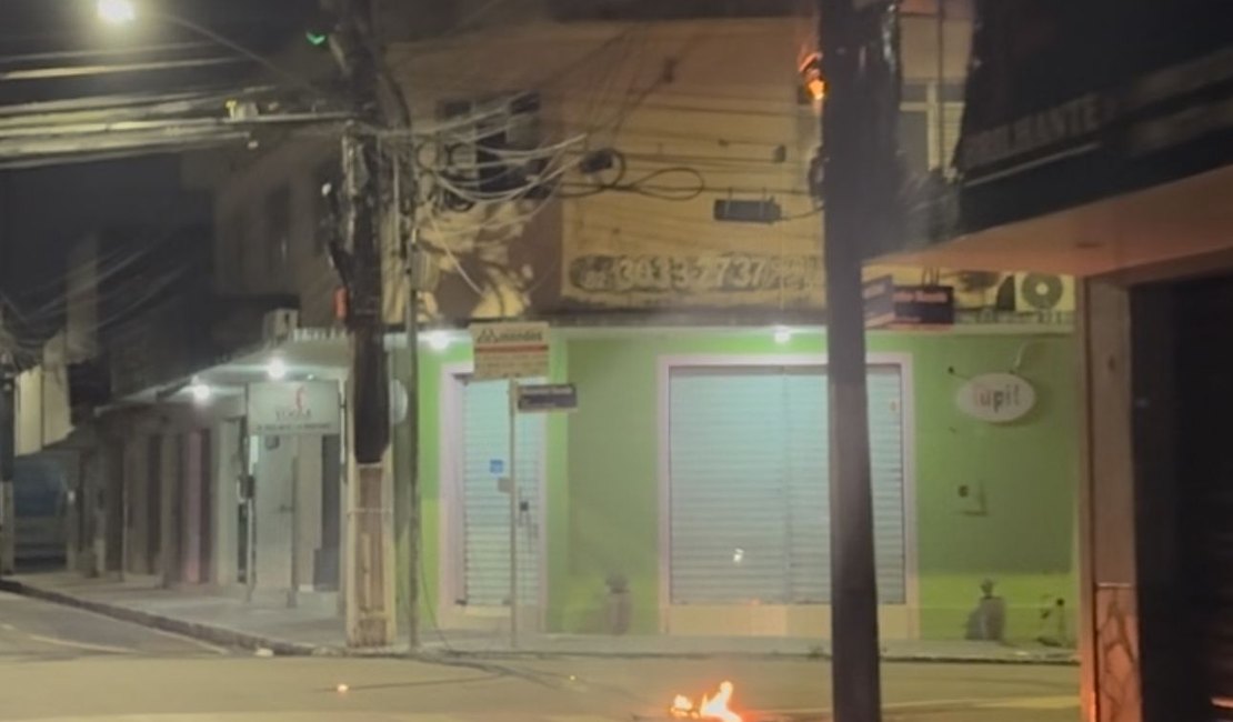 [Vídeo] Incêndio atinge poste no Centro de Arapiraca durante a madrugada