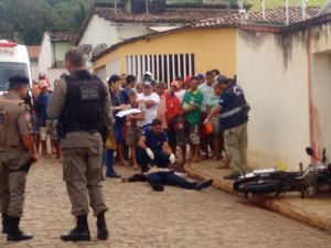 Vídeo: jovem perde controle de motocicleta colide contra muro e morre