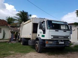 Caminhão desgovernado invade muro de residência no Sertão 