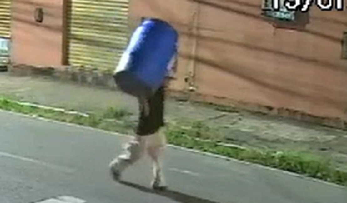 [Vídeo] Homem é flagrado furtando tonel de água durante a madrugada no bairro Farol