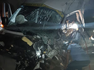 [Vídeo] Van de Palmeira dos Índios colide com caminhão de cana-de-açúcar