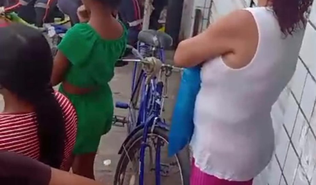 [VÍDEO] Queda de carroça deixa criança feria no bairro da levada