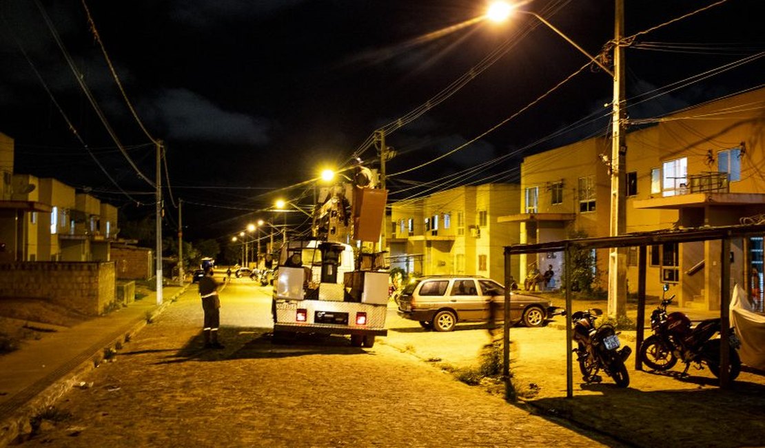 Mutirão de iluminação beneficia mais de 20 mil moradores no Benedito Bentes