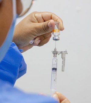 Vacinação para trabalhadores de saúde a partir de 35 anos começará amanhã (13)