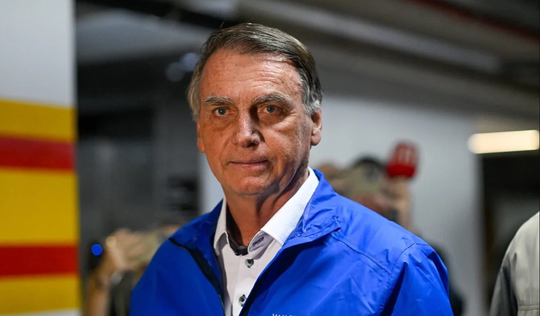 Bolsonaro é levado de volta ao centro cirúrgico por crise de soluços