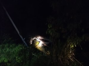 Carro derrapa na pista e acaba capotando na AL 101 Sul