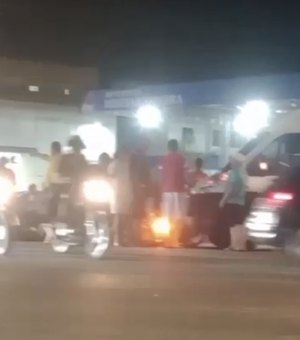Colisão deixa moto embaixo de van e mulher ferida no Trevo da Igrejinha, em Arapiraca