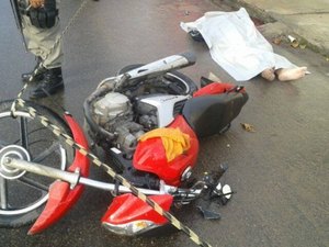 Mototaxista sem capacete morre ao bater a cabeça em parede de casa