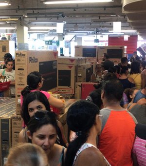 [Vídeo] Consumidores fazem filas para aproveitar as ofertas da Black Friday no comércio de Arapiraca
