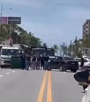 Funcionários da BRA bloqueiam avenida na Jatiúca em protesto contra atraso salarial