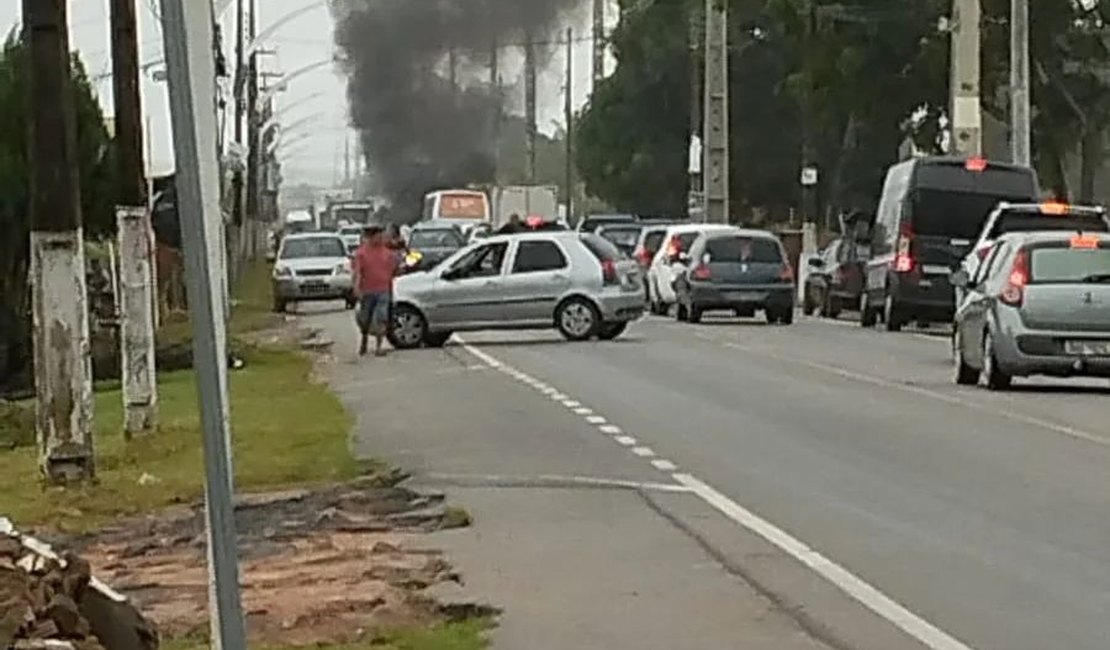 [Vídeo] Moradores protestam após terem casas alagadas na Praia do Francês