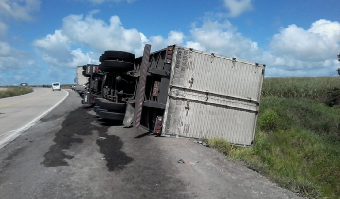 Carreta tomba a BR-101, em São Miguel dos Campos
