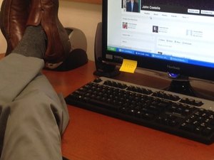 Brasileiros gastam quase 1h por dia em redes sociais no trabalho