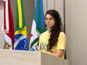 Teca Nelma cobra explicações sobre investimentos do Iprev no Banco Master