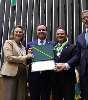 Ao lado de Arthur Lira, Marcelo Victor é condecorado pela Câmara dos Deputados