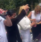 Família usa Coca-Cola em homenagem durante despedida de mulher após morte