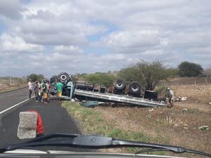 Motorista fica ferido após perder controle de caminhão e capota na BR-423