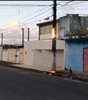 Rede de telefonia pega fogo em poste no Graciliano Ramos, em Maceió