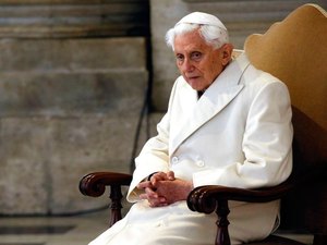 Bento XVI está em situação extremamente frágil, diz imprensa