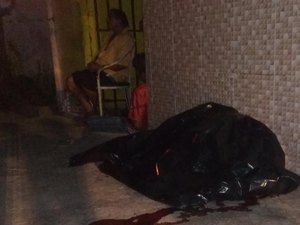 Homem é assassinado na frente da casa de amigo em Arapiraca